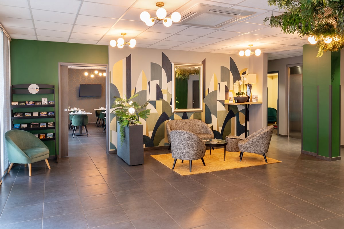 Le salon d’accueil lumineux de l’Hôtel Fontaine Argent